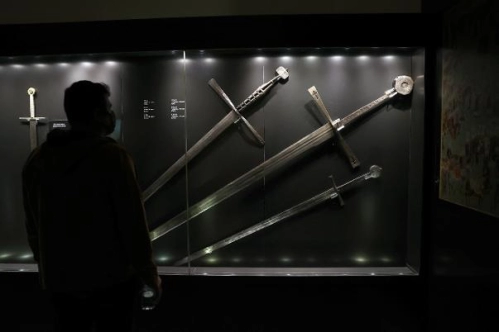 1300 yıllık paha biçilemez kılıç, kalkan, miğfer ve hançer