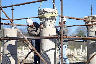 Gladyatörler kenti Stratonikeia'nın Roma hamamı sütunları ayağa kaldırıldı