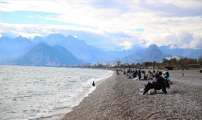 Antalya sahillerinde 2025'in ilk hafta sonunda yoğunluk yaşandı