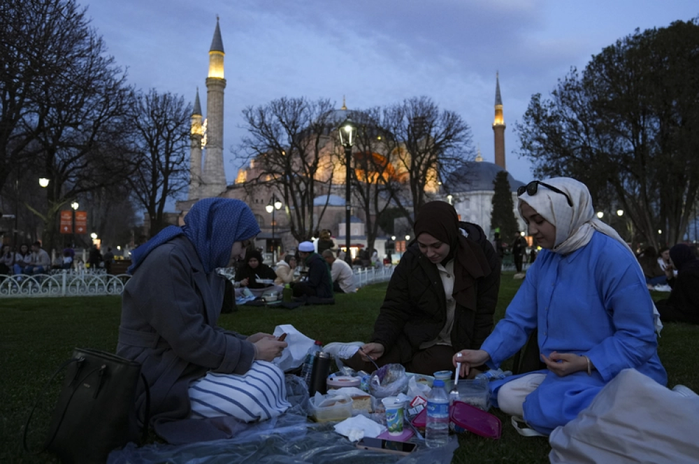 Sultanahmet Meydanı ramazanın ilk iftarı için gelenlerle doldu