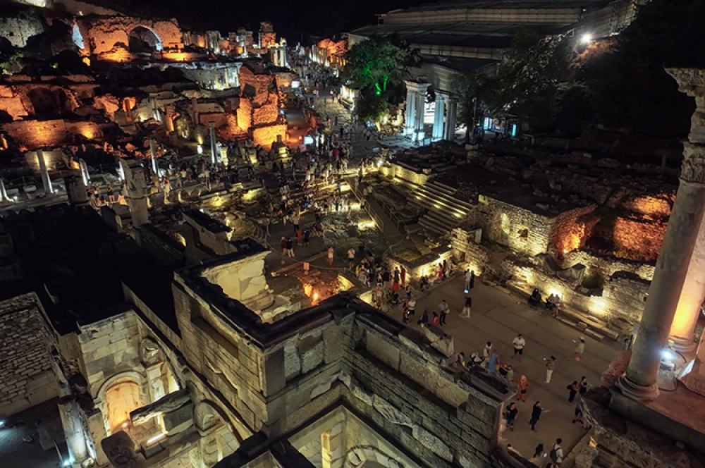 Efes Antik Kenti gece müzeciliğiyle ziyaretçi rekoruna koşuyor