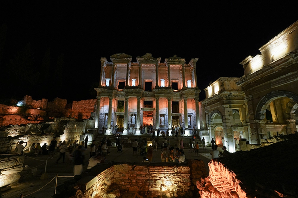 Efes Antik Kenti gece müzeciliğiyle ziyaretçi rekoruna koşuyor