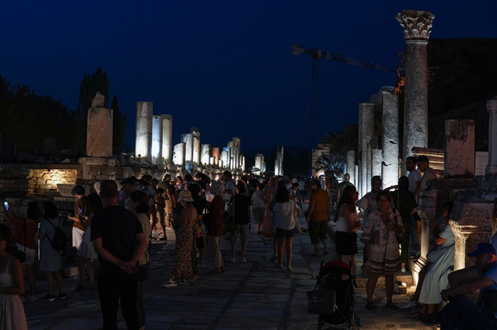 Efes Antik Kenti gece müzeciliğiyle ziyaretçi rekoruna koşuyor