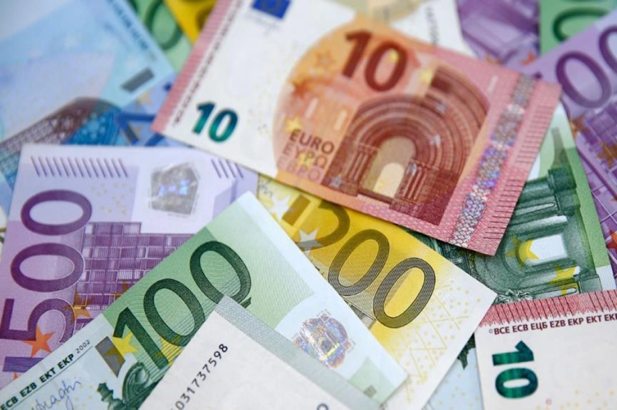 Euro, dolar karşısında 2.5 ayda yüzde 8 değer kaybetti