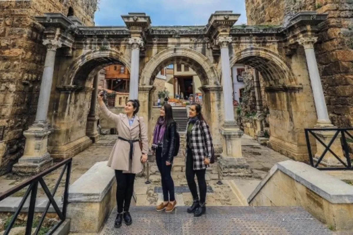 Kültür ve Turizm Bakanlığı'ndan belgeli konaklama tesislerinin hizmet sözleşmeleri döviz cinsinden olabilecek