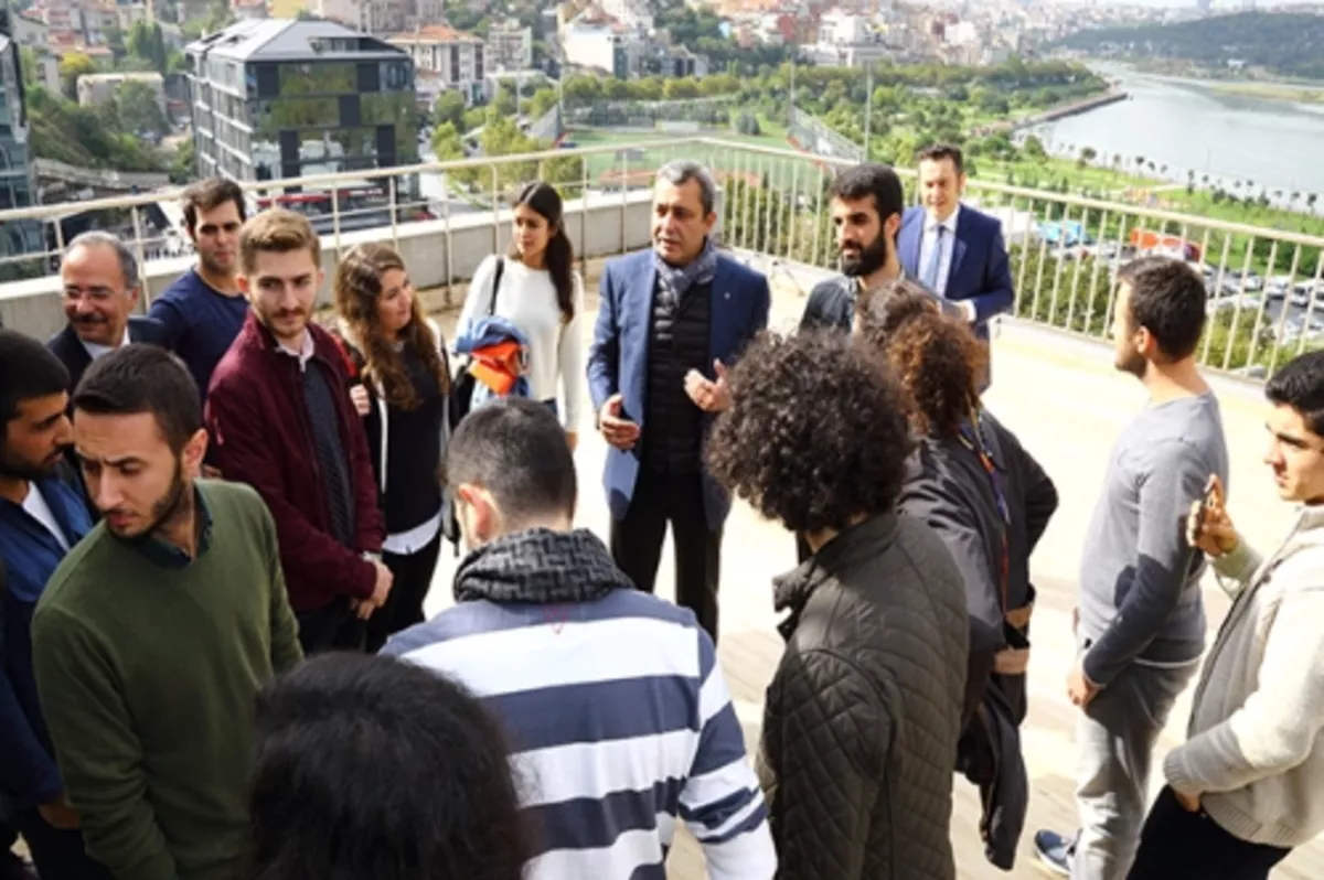 Makam odasının kapılarını öğrencilere randevusuz açtı