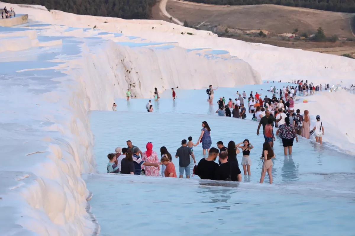 Pamukkale'yi 4 günde yaklaşık 32 bin ziyaretçi gezdi