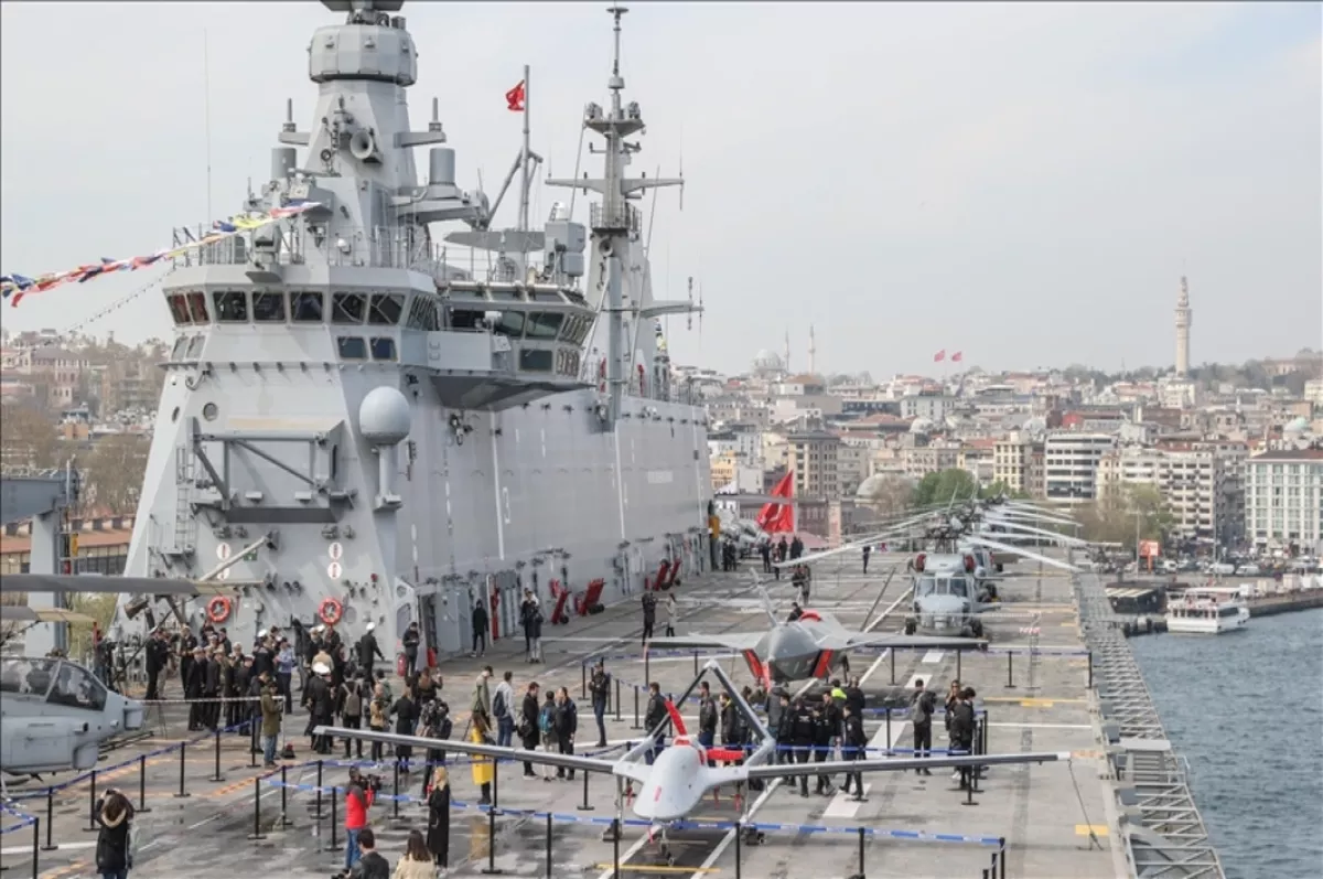 TCG Anadolu gemisi, Sarayburnu Limanı'nda ziyaretçi akınına uğradı