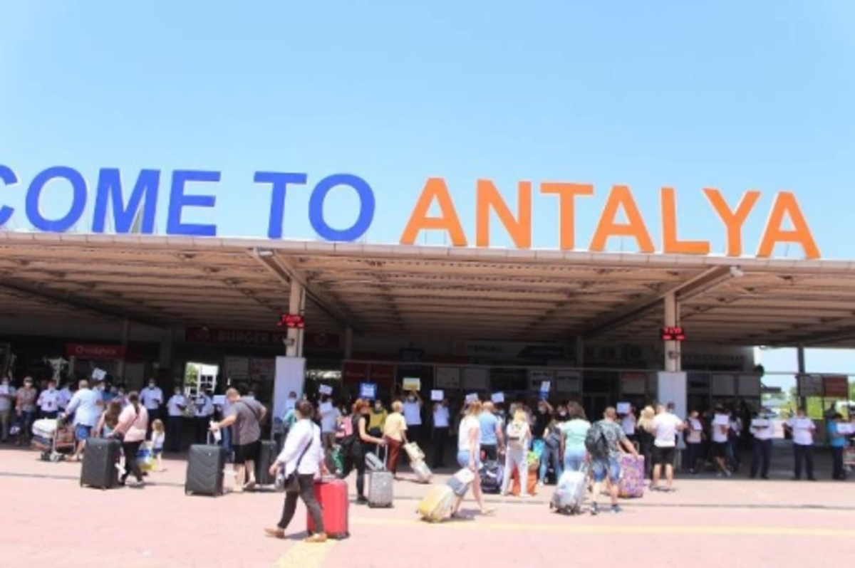 Antalya'ya 7 ayda hava yoluyla 6 milyon 688 bin turist geldi