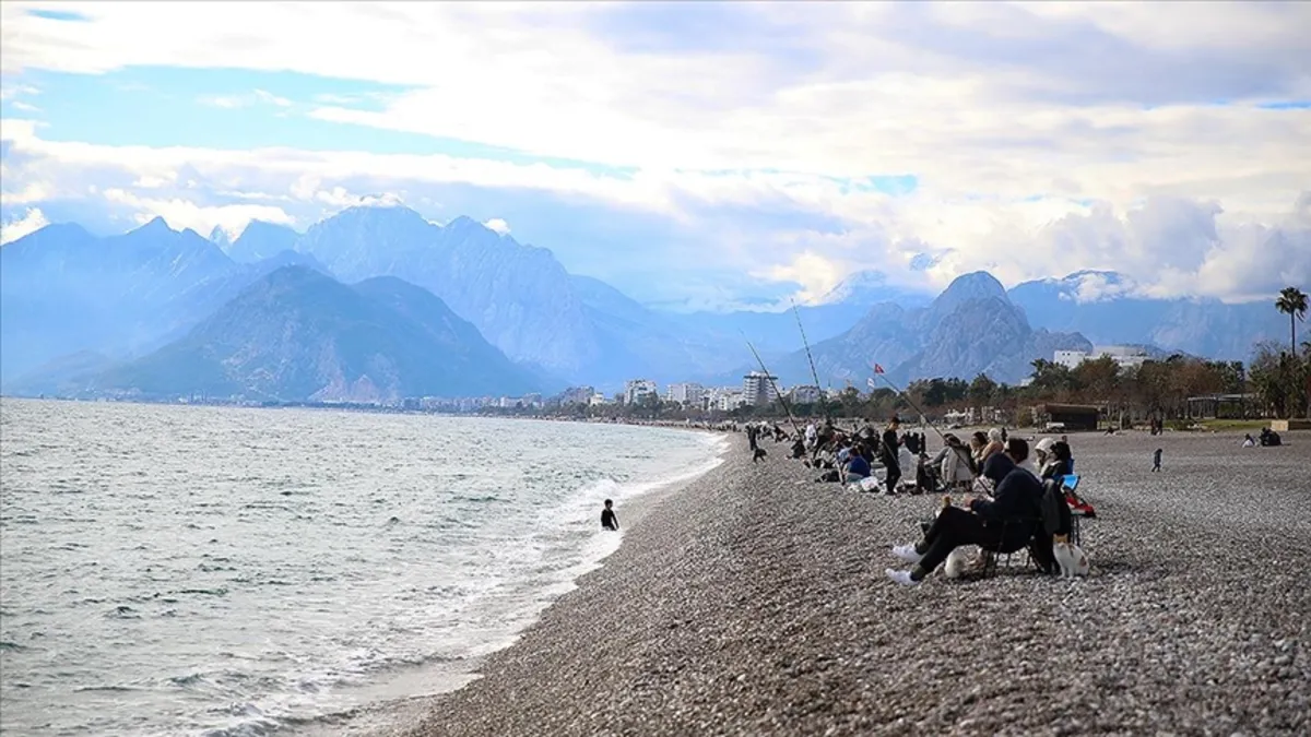 Antalya sahillerinde 2025'in ilk hafta sonunda yoğunluk yaşandı