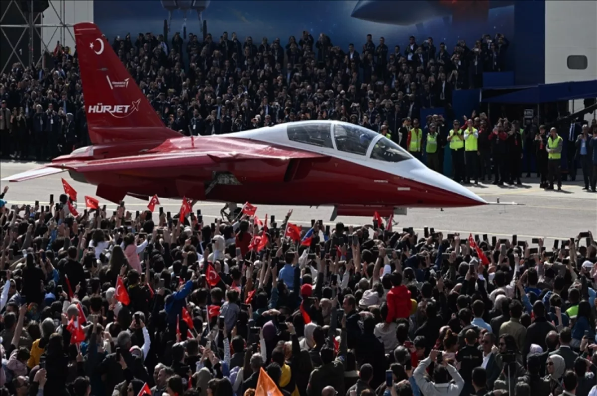 Yeni "Türk Yıldızı" HÜRJET, gökyüzünde parlıyor