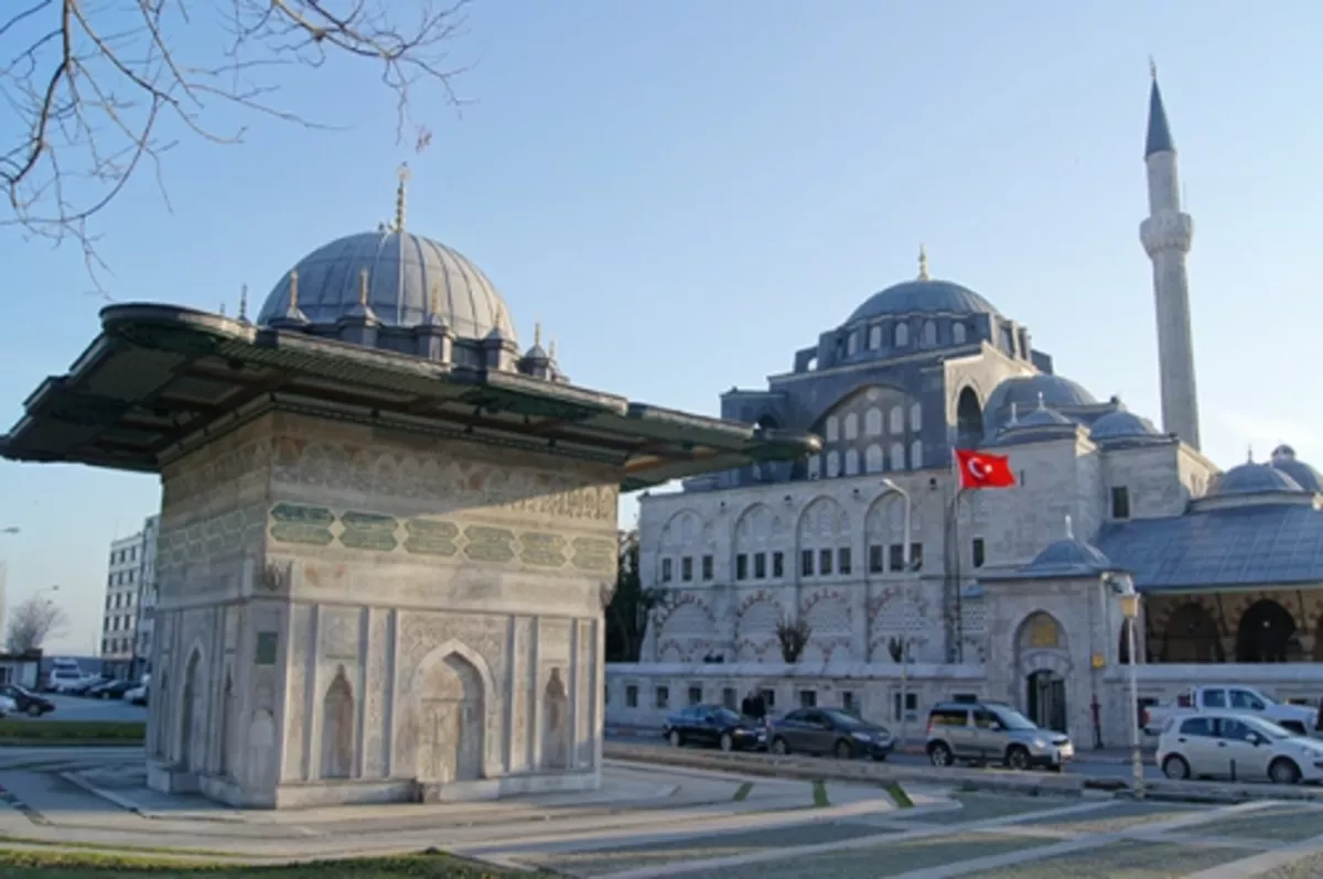 Deniz doldurularak yapılan ilk camii