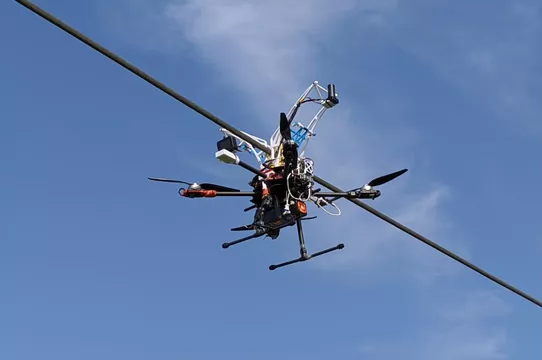 Drone’lar elektrik hatlarında şarj edilebilecek