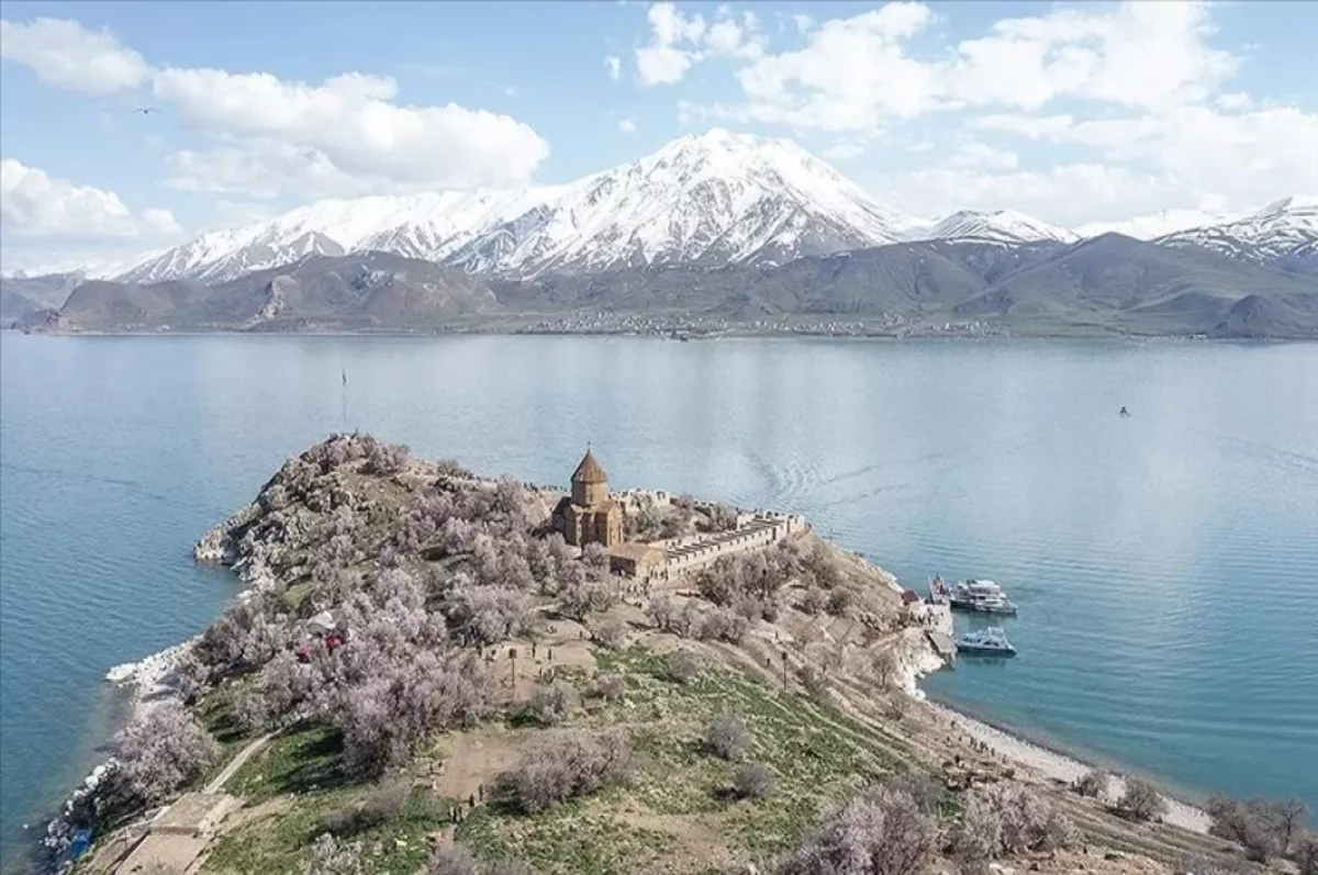 Fotoğrafçılık öğrencileri Akdamar Adası'nı görüntüledi