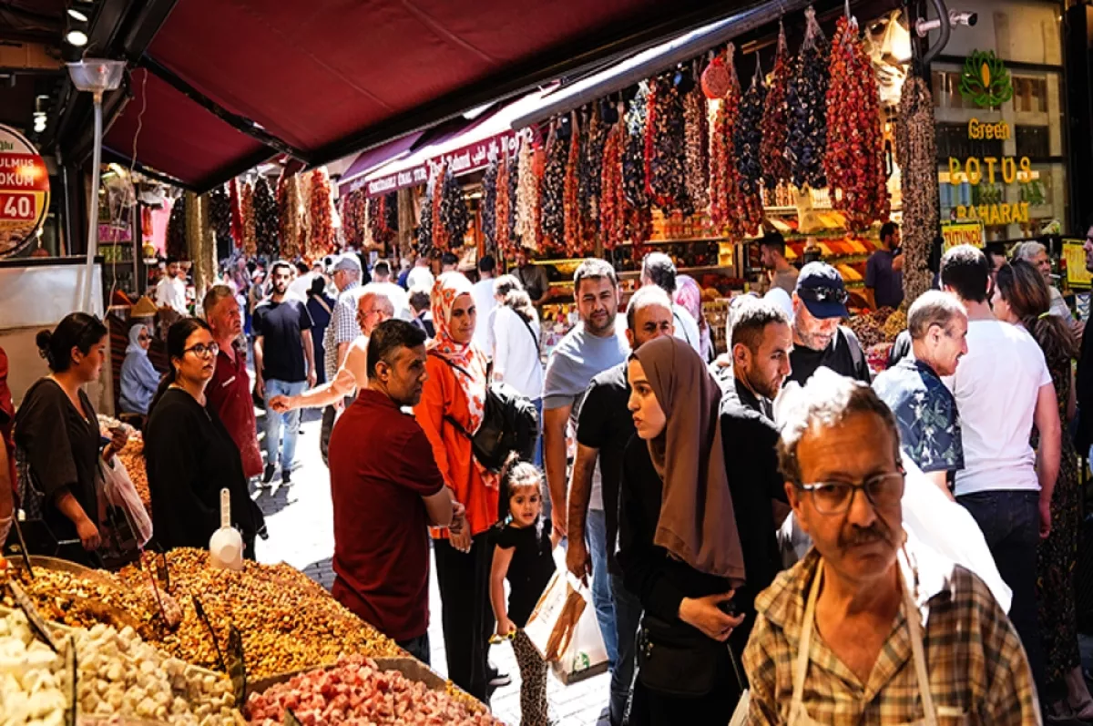 Eminönü'nde arife günü bayram alışverişi hareketliliği