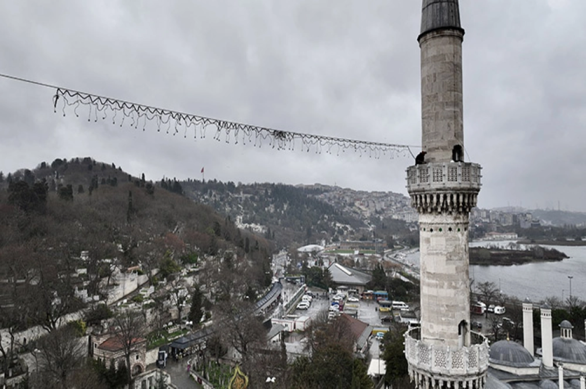 İstanbul'da ramazanın ilk mahyası Eyüp Sultan Camisi'ne asıldı