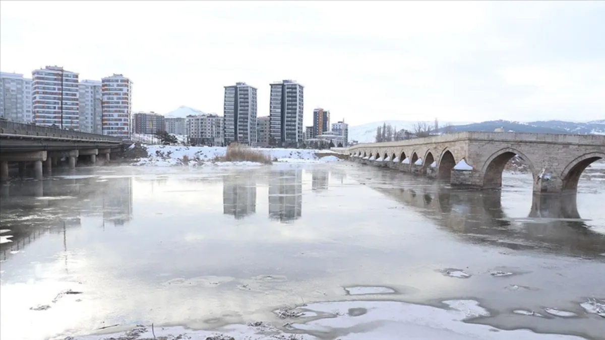 Türkiye'nin en uzun nehri Kızılırmak buz tuttu