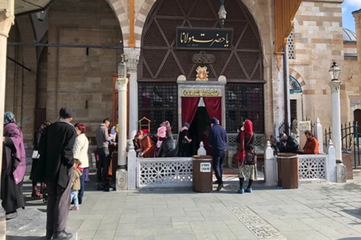 Yabancı turistlerin Mevlana aşkı