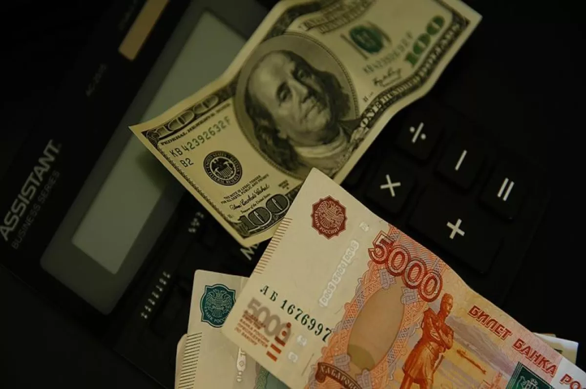 Rus rublesi dolar karşısında 18 ay sonra ilk defa 102 seviyesini aştı