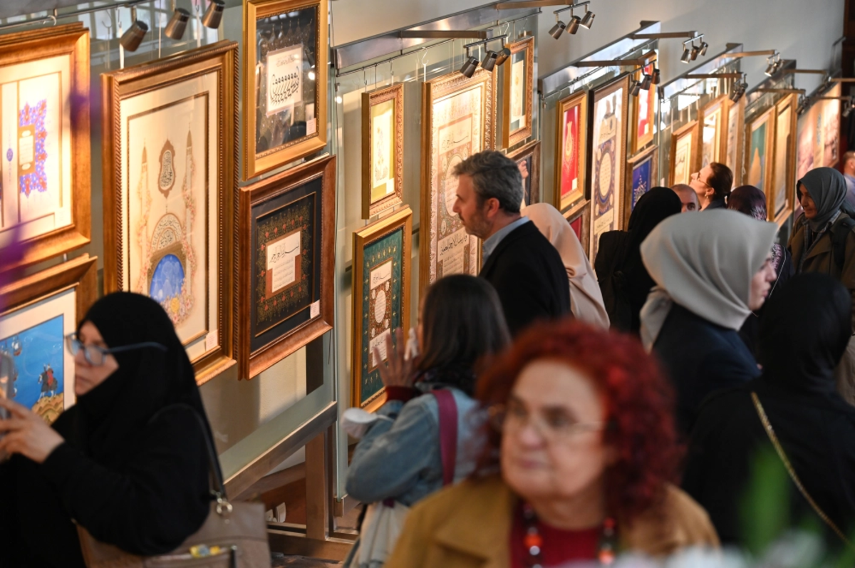 Türk geleneksel sanatını dünyaya aşkla açıyor