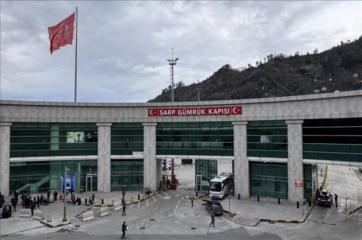 Sarp Sınır Kapısı'nda tır geçişleri 26 Mayıs'ta rekor kırdı