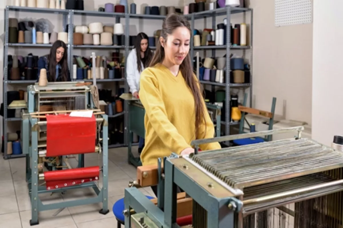 Modayı, uluslararası standartlardaki atölye ve stüdyolarda öğreniyorlar