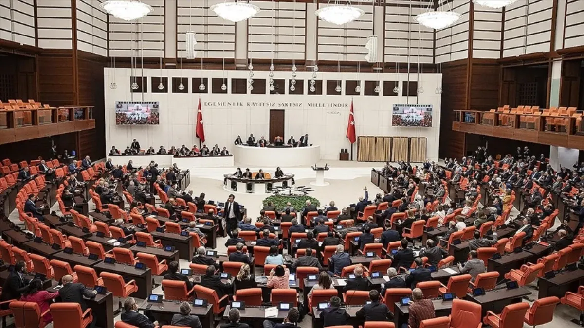 EMEKLİYE ZAM SON DAKİKA: Ek düzenleme yasalaştı! Ocak 2025 emekli maaş farkları ne zaman yatacak?