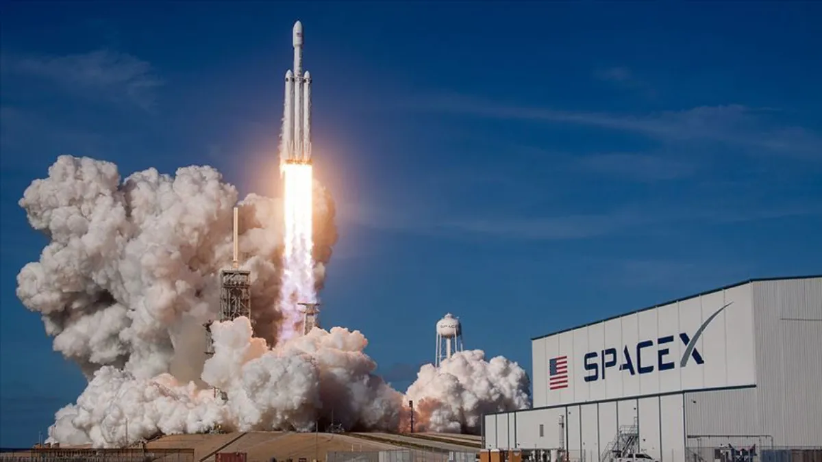 SpaceX’e ait roketin enkazı ateş topuna döndü! Roket Polonya'ya düştü