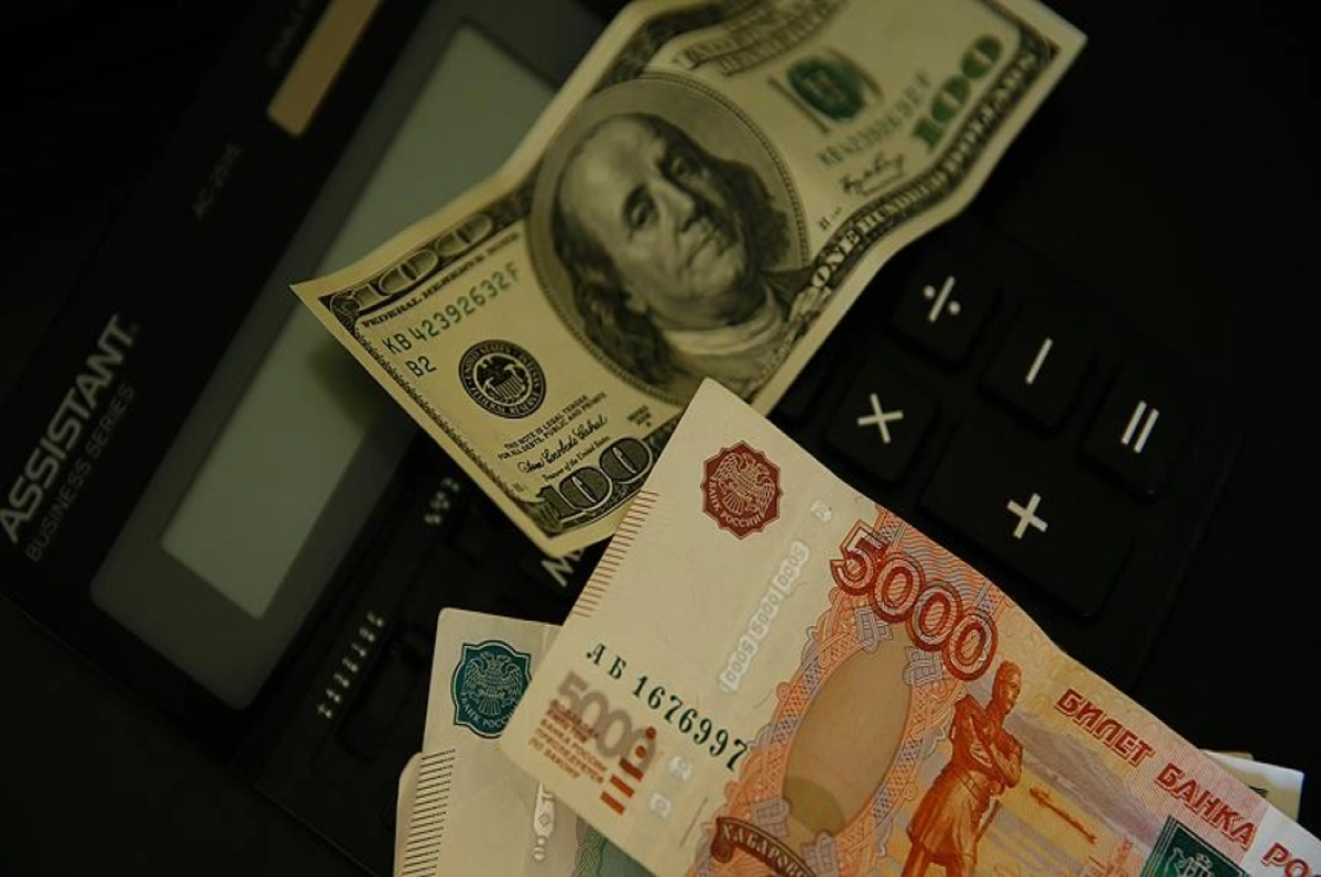 Rus rublesi dolar karşısında 18 ay sonra ilk defa 102 seviyesini aştı