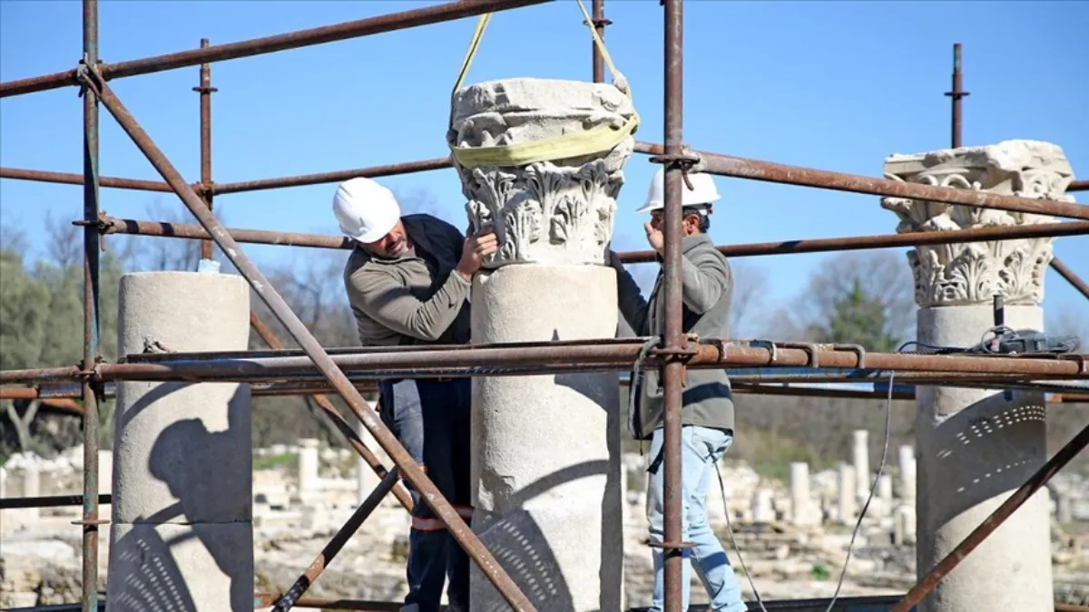 Gladyatörler kenti Stratonikeia'nın Roma hamamı sütunları ayağa kaldırıldı