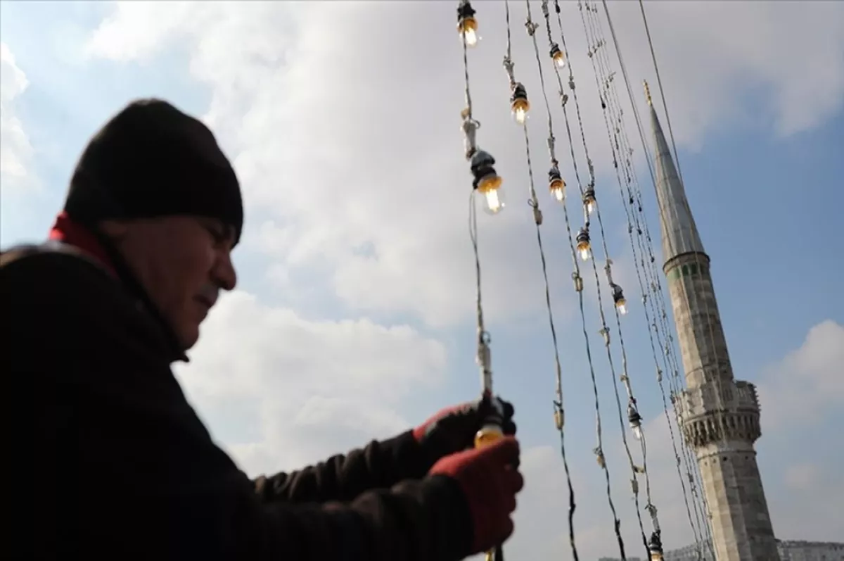 Ramazan ayının süsü ‘mahyalar’ İstanbul'daki camilere asılmaya başlandı