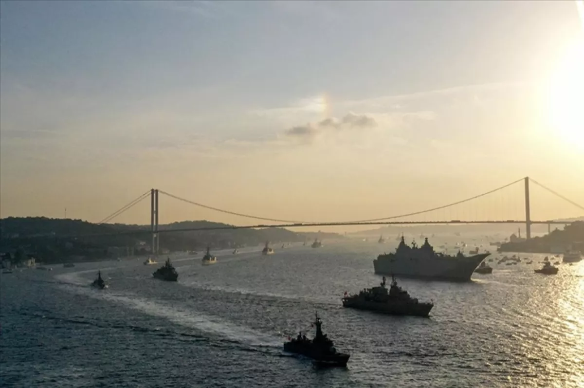 Türk donanması, İstanbul Boğazı'nda resmigeçidini gerçekleştirdi