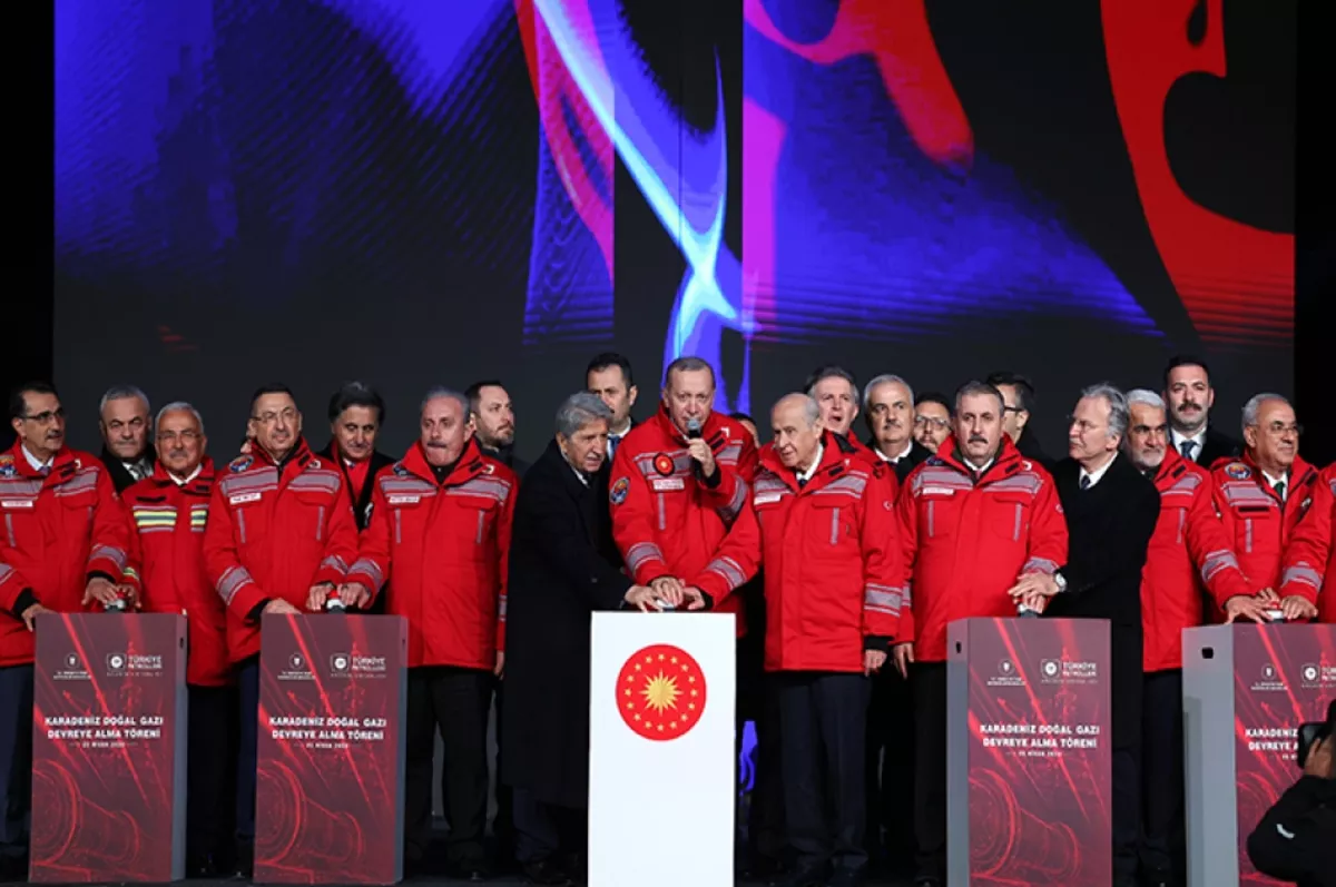 Karadeniz gazı Cumhurbaşkanı Erdoğan'ın yaktığı meşale ile karaya ulaştırılıyor