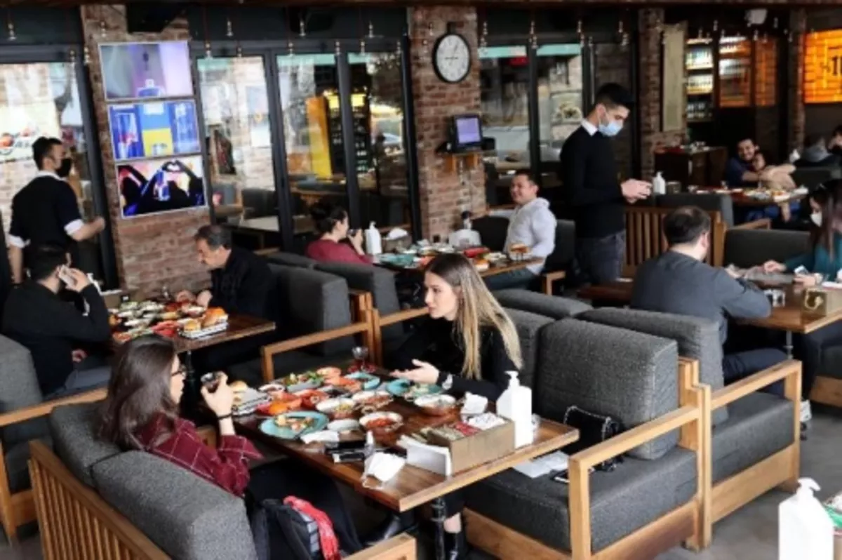 Restoranların dışı 'kırmızı' kaldıkça, içinin rengi fark etmez