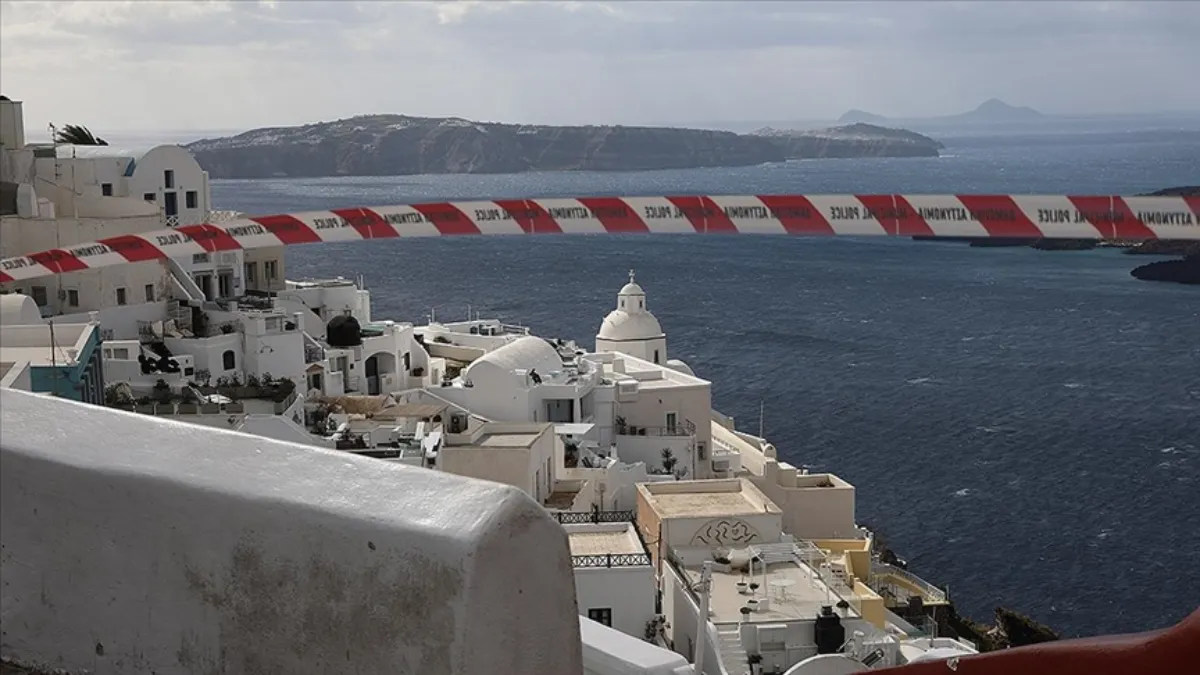 Santorini'de tsunami riski: Halk kum torbalarından set yaptı