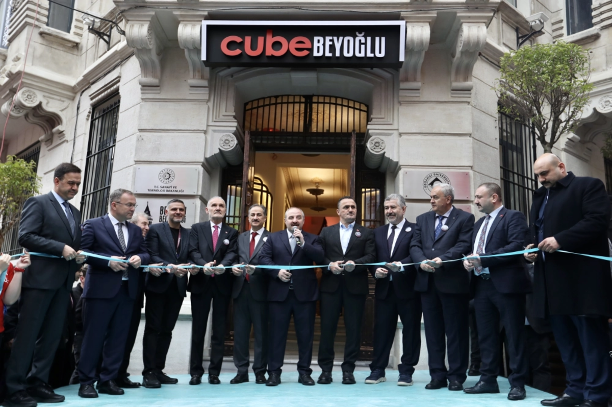 Türkiye'nin ilk şehir içi kuluçka merkezi "Cube Beyoğlu" açıldı