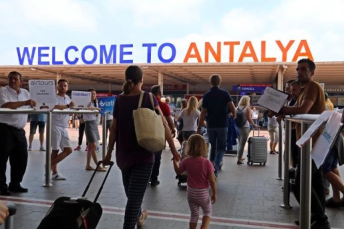 Antalya Havalimanı'na günde 19-20 bin arası Rus turist iniyor