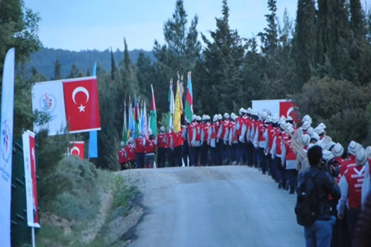 Binlerce genç, atalarının izinde Conkbayırı’na yürüdü