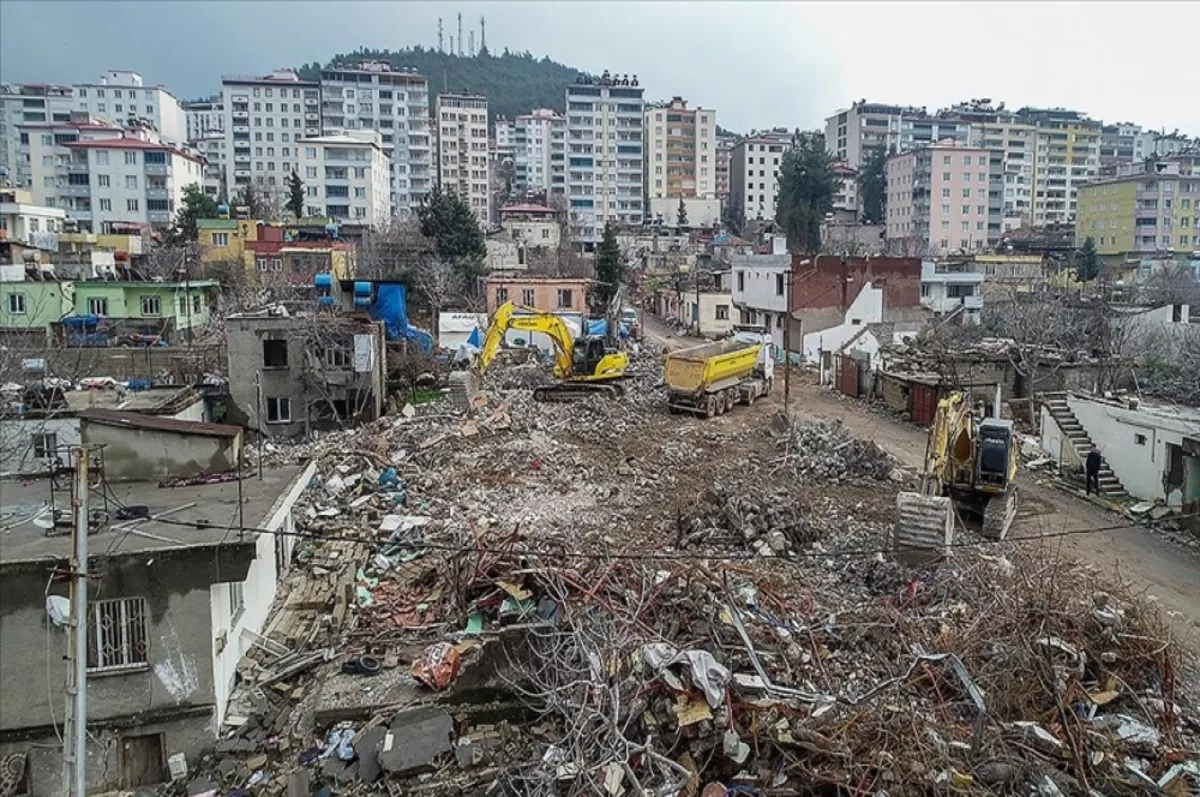 Bakan Dönmez'den deprem bölgesindeki elektrik, gaz aboneleriyle ilgili paylaşım