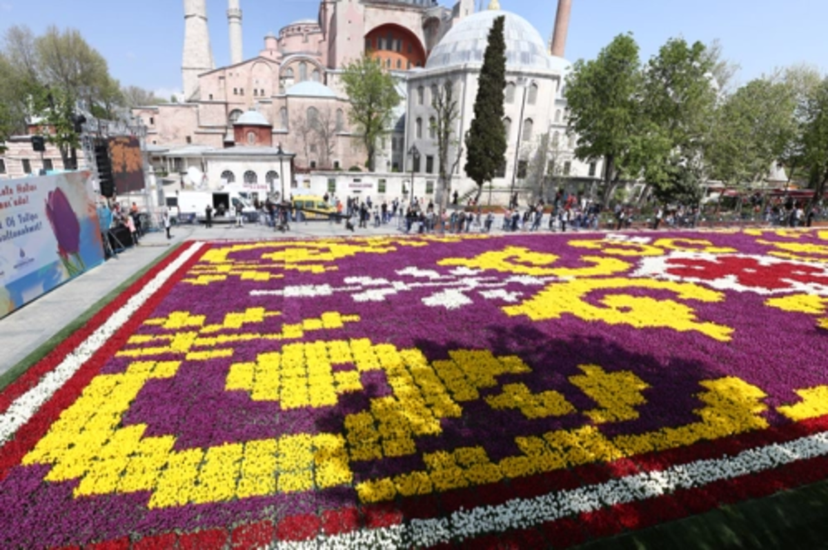 Meydanı lale bahçesine çeviren halı