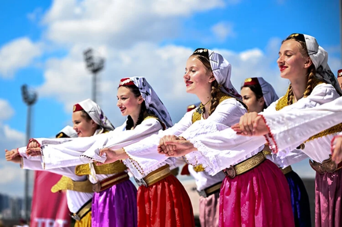 Dünyanın dört bir yanından gelen çocuklar dans gösterisi sundu