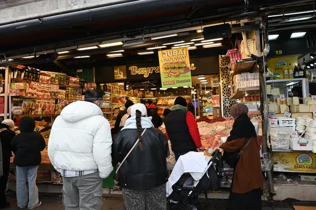 Pazardaki hareketlilik esnafın yüzünü güldürdü