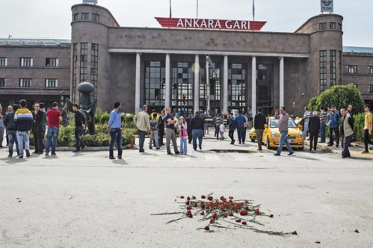 Kanlı ellere lanet yağdı