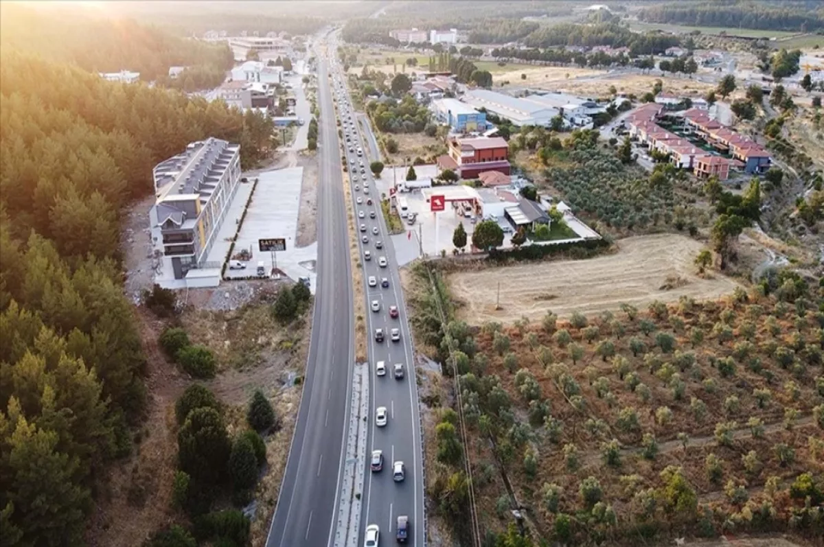 Yollarda bayram tatili dönüşü hareketliliği yaşanıyor