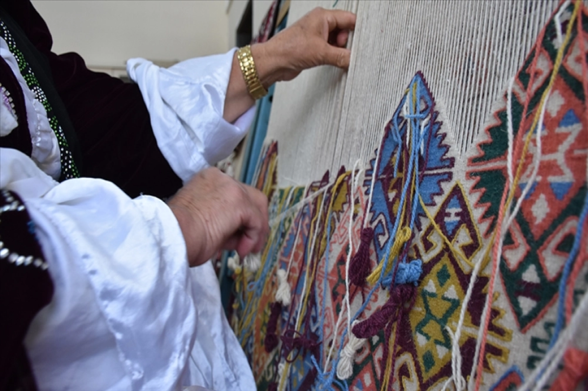 Hakkari kilimi coğrafi işaret tescil belgesi aldı