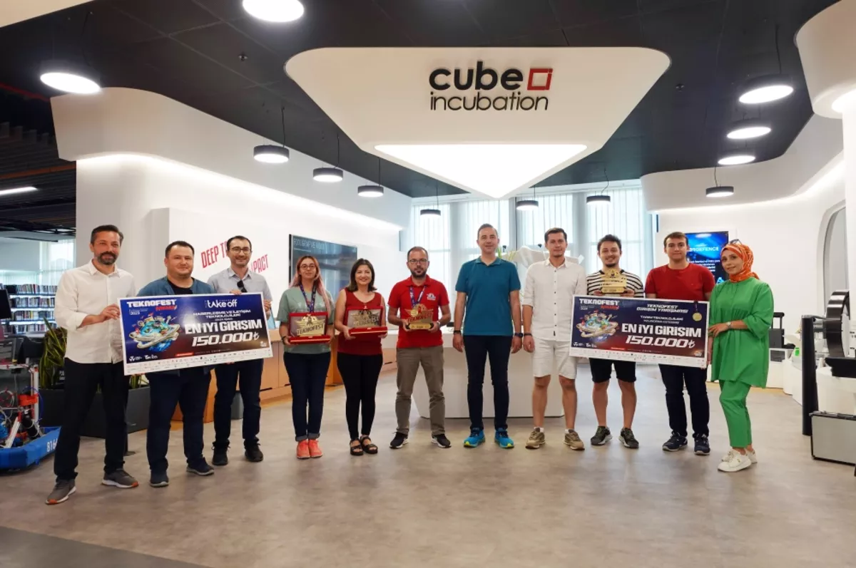 Cube Incubation girişimcilerine 8 ödül