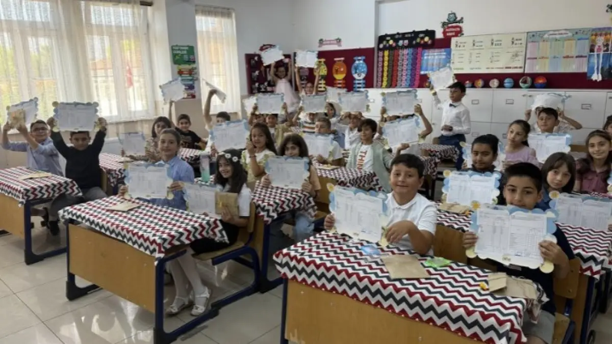 Okullarda yarın yaklaşık 18 milyon öğrenci için karne zili çalacak