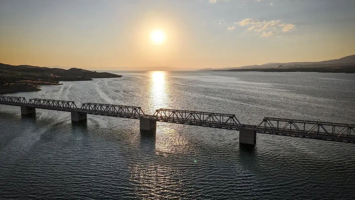 Türkiye'nin en uzun demiryolu yapısı: Fırat Demir Yolu Köprüsü 40 yıldır hizmet veriyor